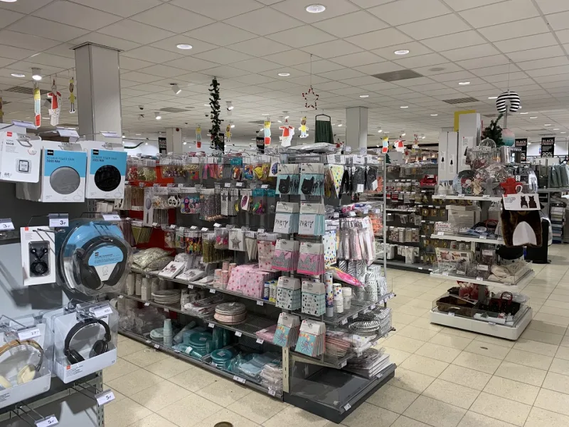 HEMA Wageningen — Kleding op hangers in HEMA winkel