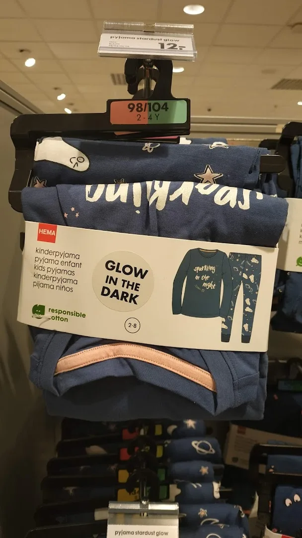 HEMA Wageningen — Kleding op hangers in HEMA winkel