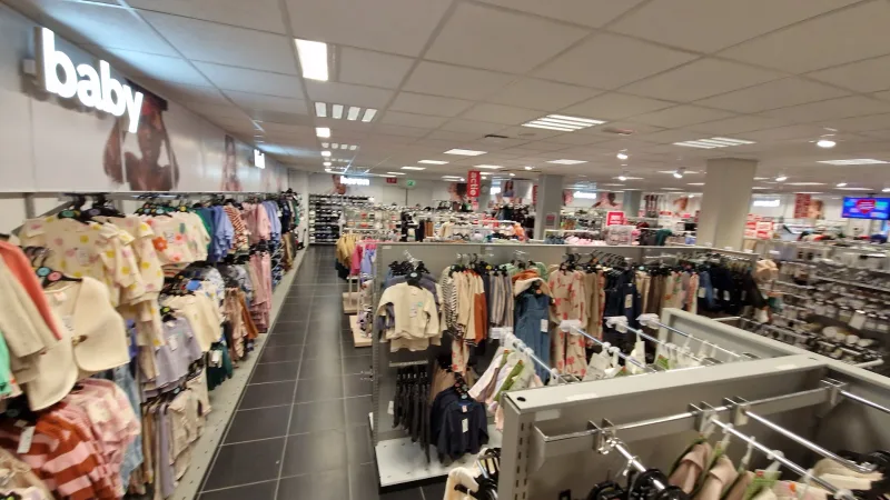 HEMA Wateringen - Dorp — HEMA winkel interieur baby en kleding afdeling