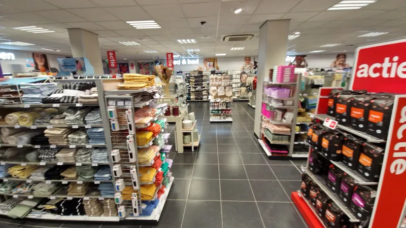 HEMA Wateringen - Dorp — HEMA winkel interieur met schappen en producten