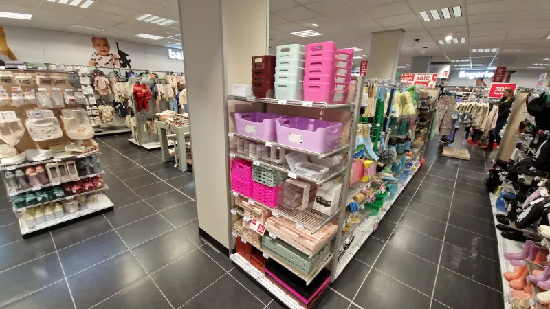 HEMA Wateringen - Dorp — HEMA winkel interieur schappen met huishoudartikelen