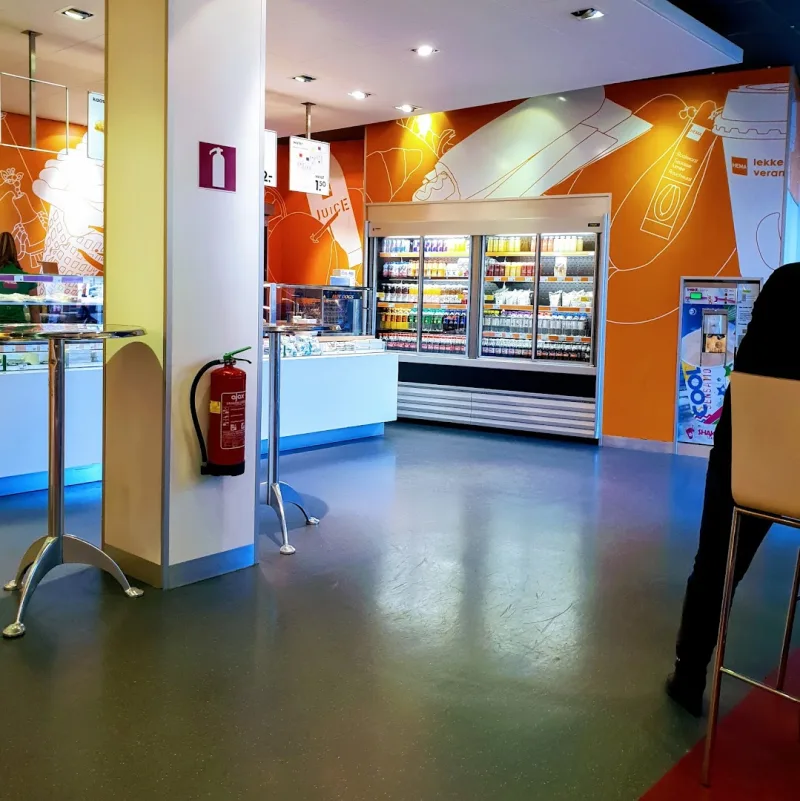 HEMA Weert — Winkelinterieur met oranje muur en koeling
