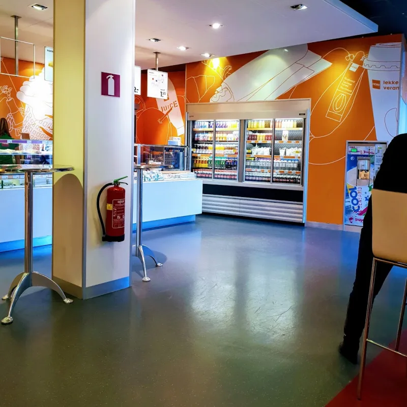 HEMA Weert — Winkelinterieur met oranje muur en koeling