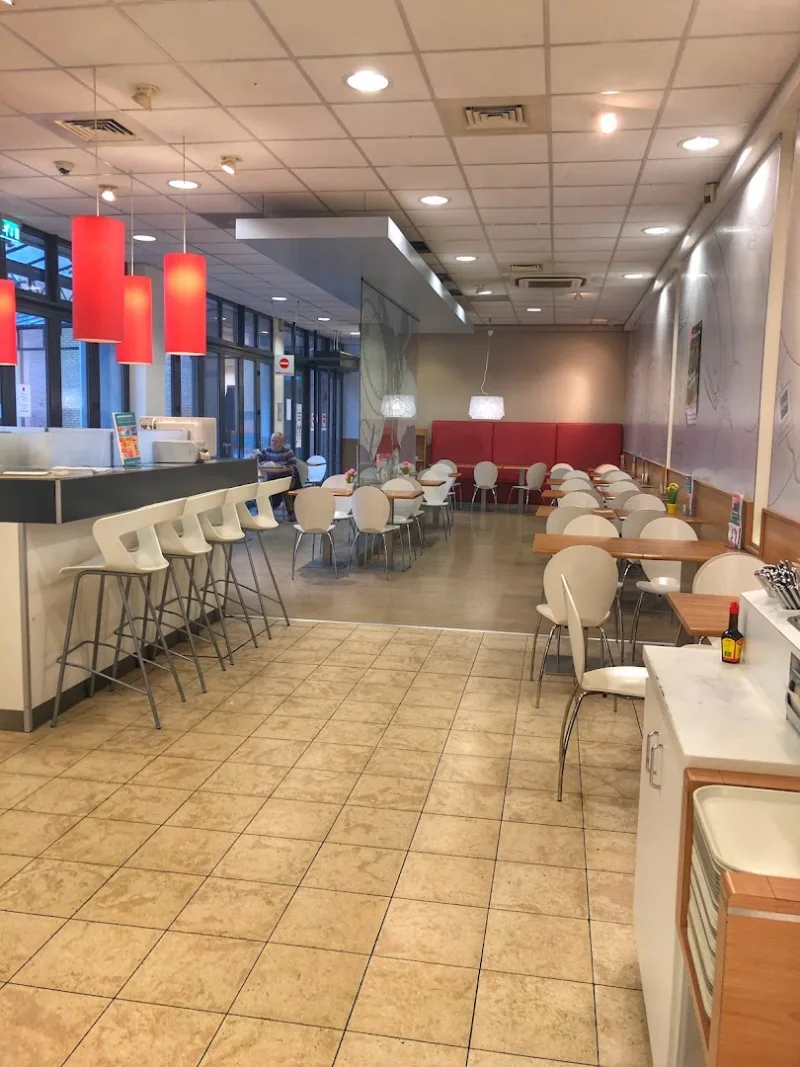 HEMA Weert — Winkelinterieur met zithoek en rode elementen