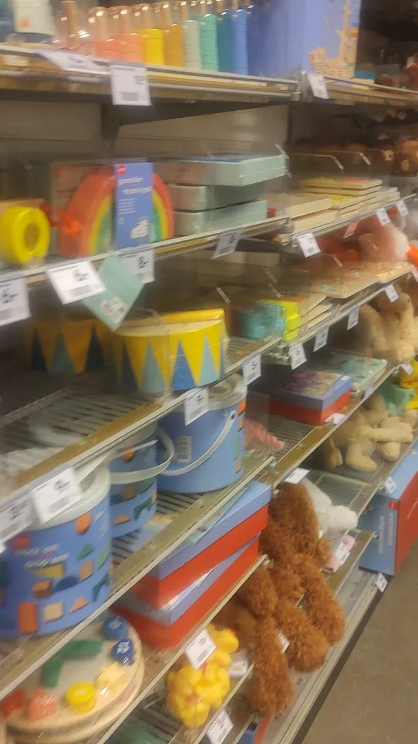 HEMA Weesp — Speelgoed en huishoudartikelen in vitrine