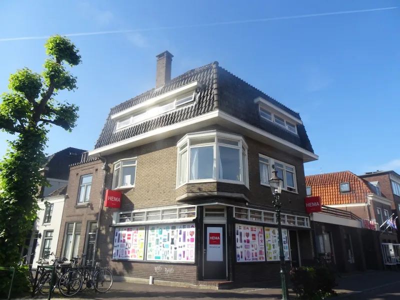 HEMA Weesp — HEMA winkel in hoekpand met rood logo