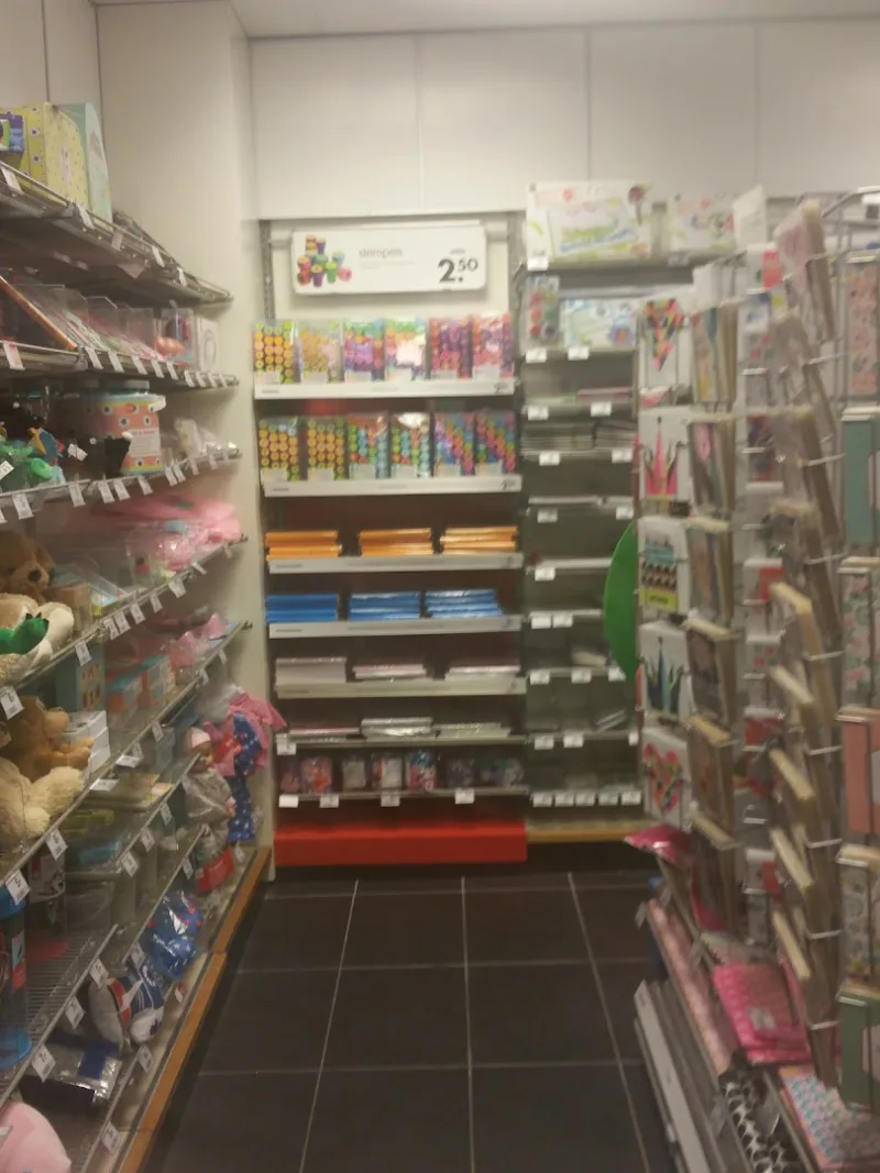 HEMA Weesp — Huishoudartikelen en textiel in schappen