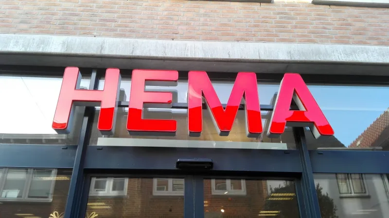 HEMA Werkendam — HEMA winkellogo op gevel