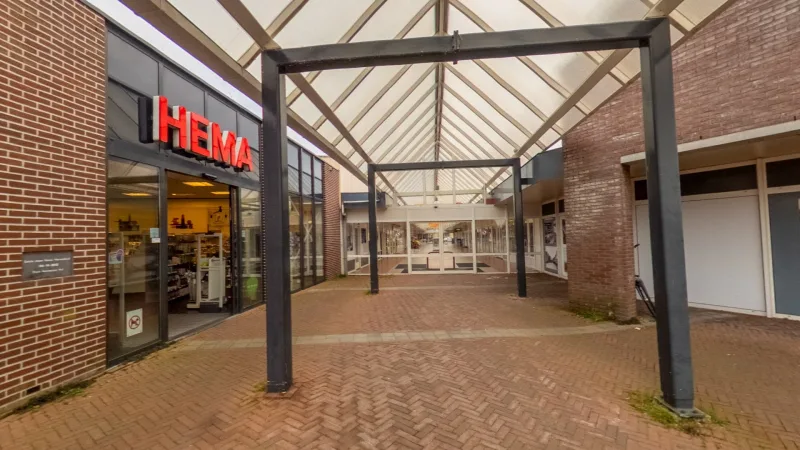HEMA Wervershoof — Overdekte winkelpassage met HEMA logo zichtbaar