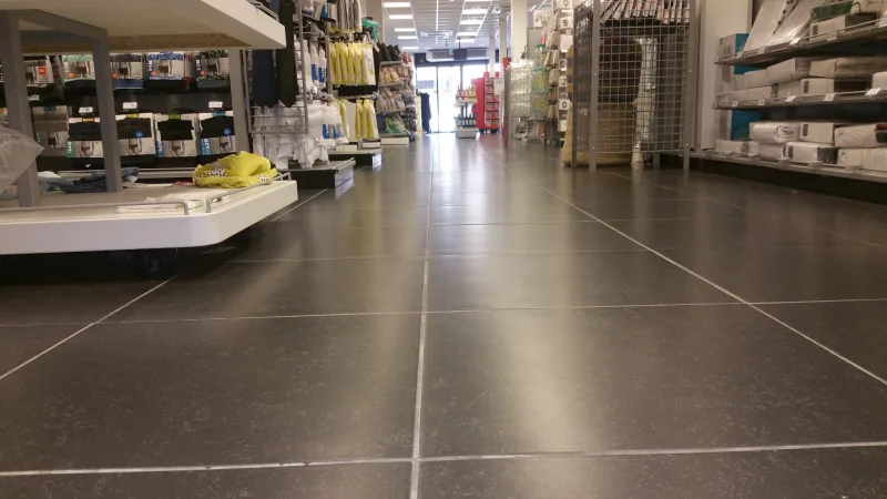HEMA Wervershoof — Winkelinterieur met donkere vloer en schappen