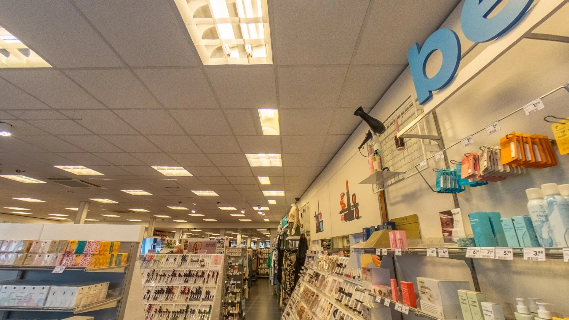 HEMA Wervershoof — Winkelplafond met verlichting en wandschappen