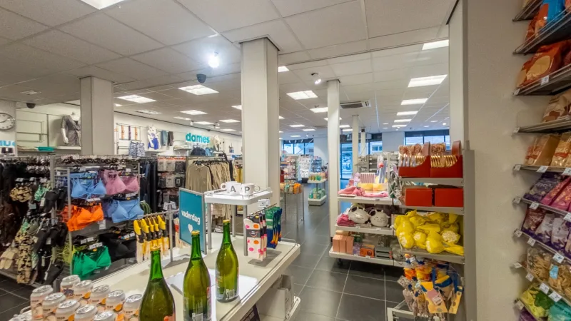 HEMA Wervershoof — Winkelschappen met diverse producten en dozen