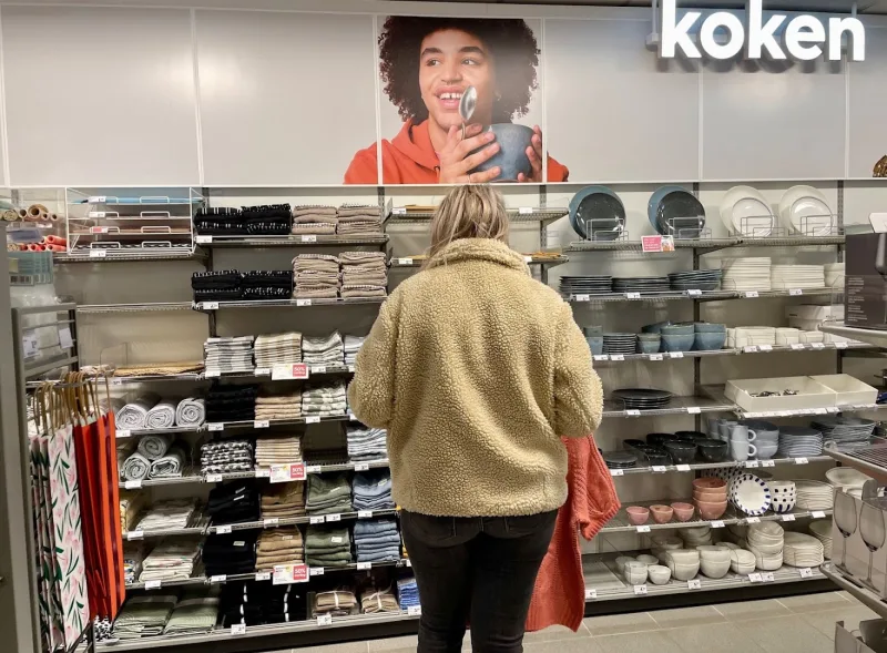 HEMA Wezep — Cosmetica en verzorgingsproducten in winkelschap