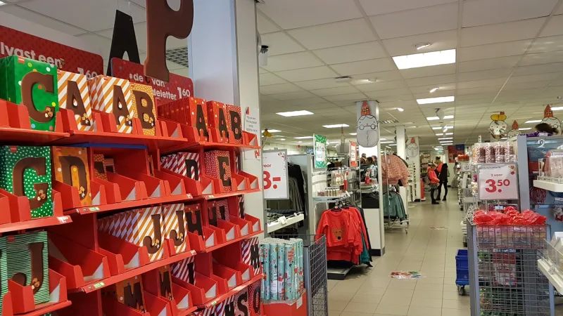 HEMA Wierden — HEMA winkel interieur met rode displays