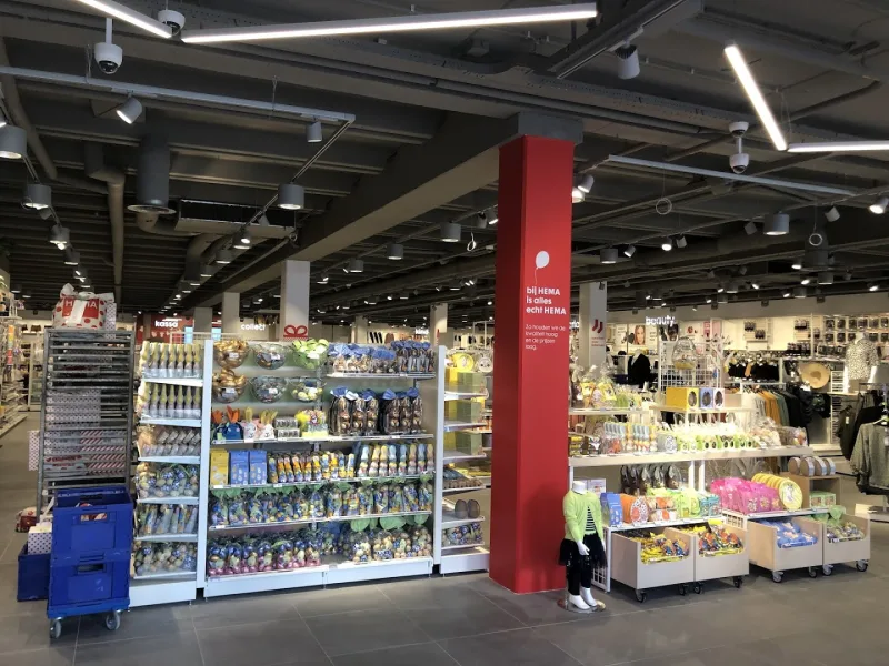 HEMA Wijchen — Winkelinterieur met schappen en producten