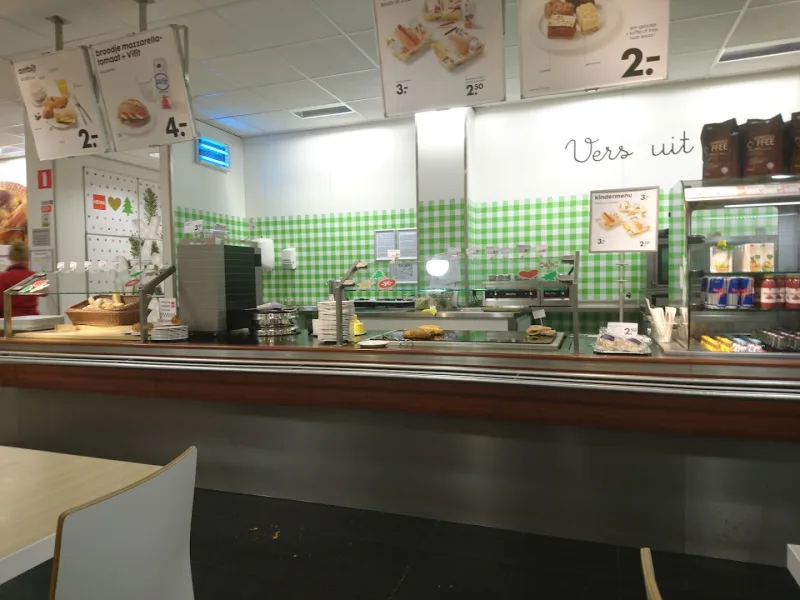 HEMA Wijchen — Winkelinterieur kassa met groene tegels