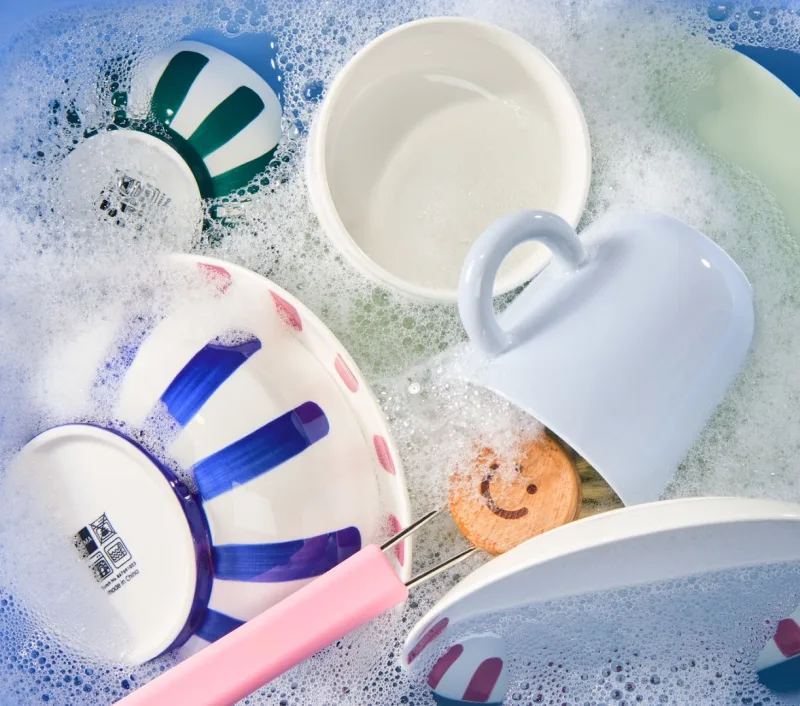 HEMA Wijk en Aalburg — Serviesgoed in zeepwater wassen