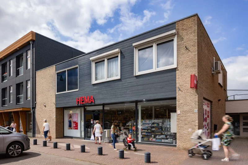 HEMA Wijk en Aalburg — HEMA winkel gevel met ingang en etalage