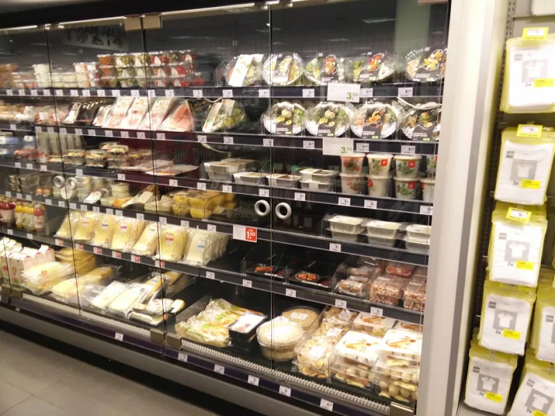 HEMA Winterswijk — Koelkast met kaas en zuivelproducten