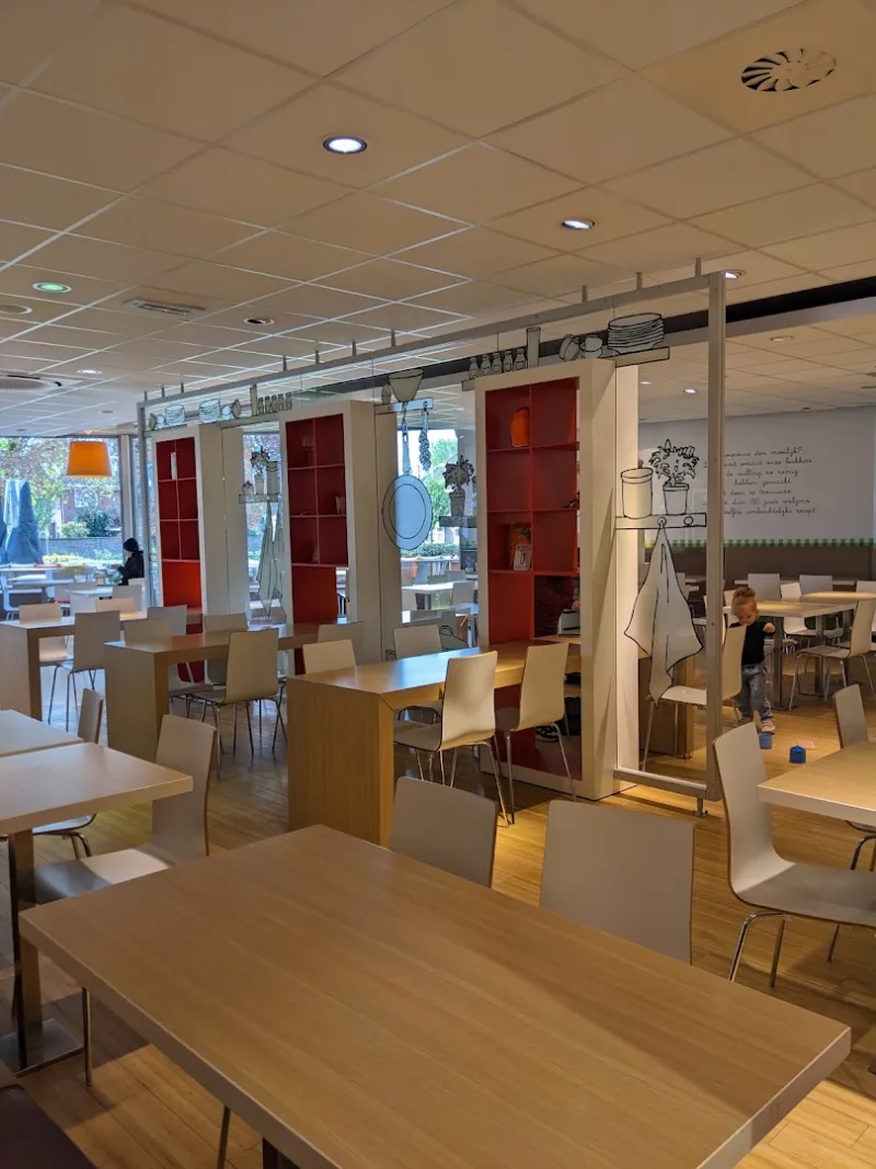 HEMA Winterswijk — Winkelinterieur met zithoek en rode deuren
