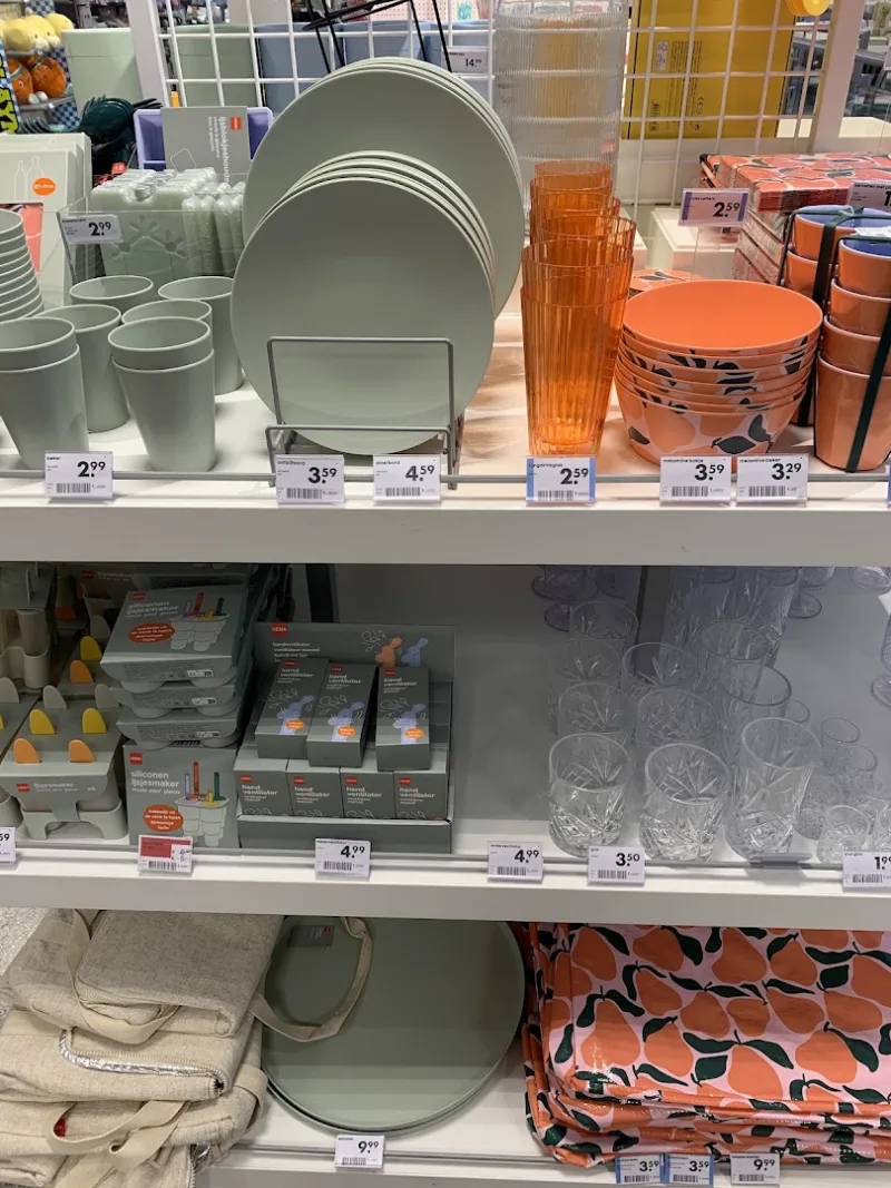 HEMA Woerden — Schap met servies en huishoudartikelen