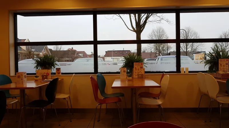 HEMA Wolvega — Zithoek met ramen en uitzicht buiten