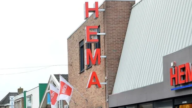 HEMA Wolvega — HEMA verticaal logo op bakstenen gevel