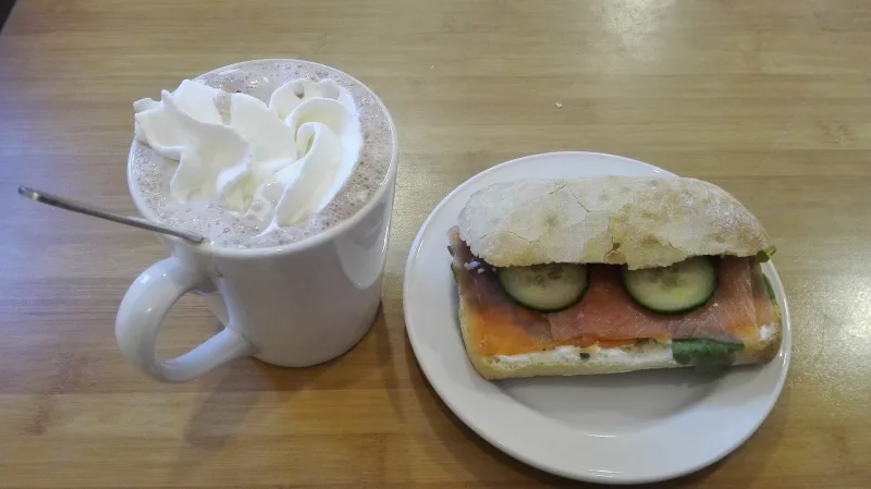 HEMA Wolvega — Koffie en broodje op tafel in winkel