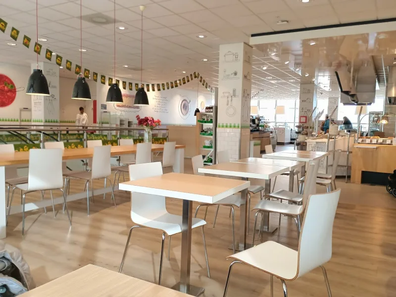 HEMA Zaandam — Cafetaria met tafels en stoelen