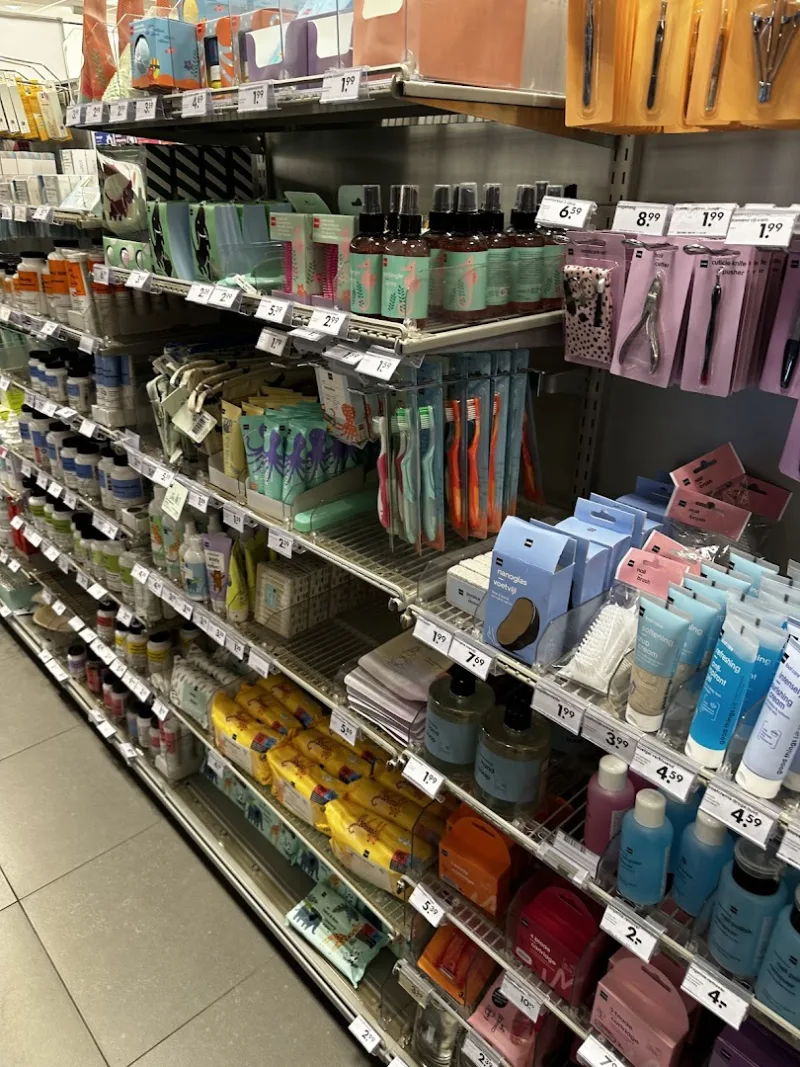 HEMA Zaandam — Schap met kaarsen en huishoudartikelen