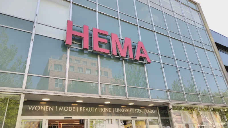 HEMA Zaandam — HEMA gevel met rode letters en etalage