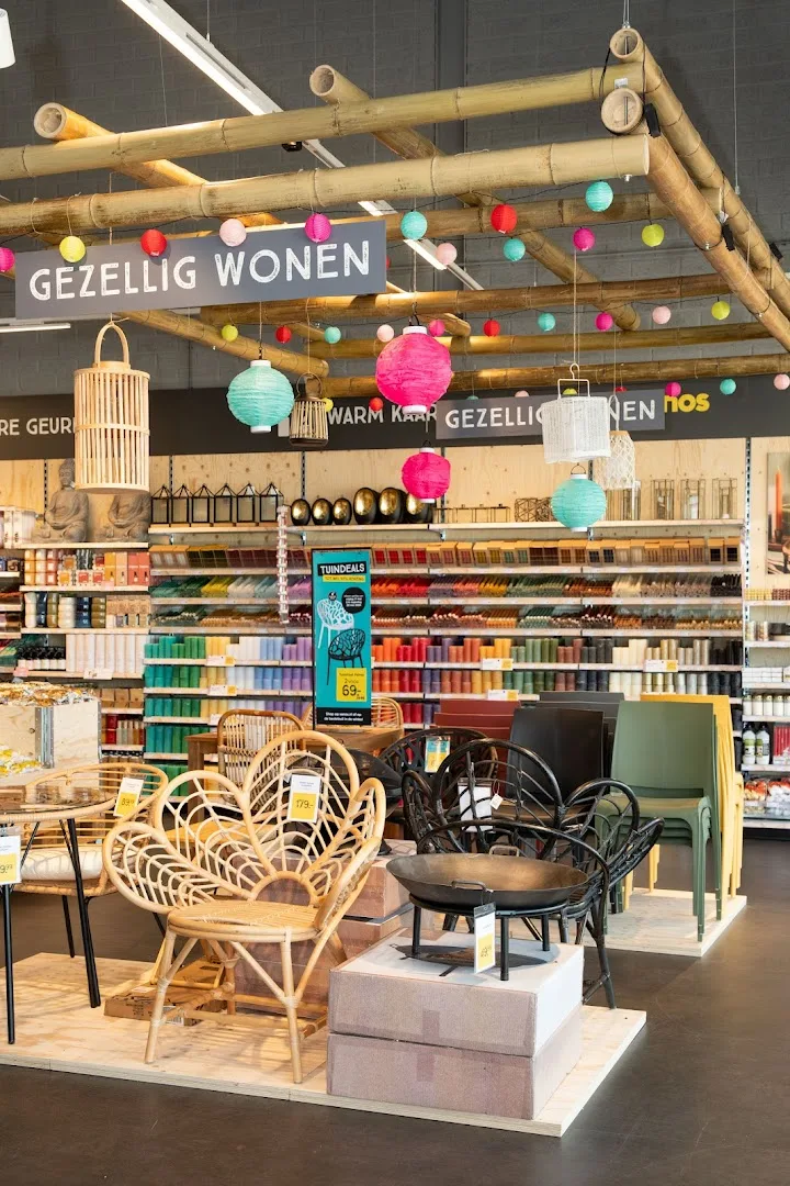 Xenos Coevorden — Woonartikelen display met stoelen en decoratie