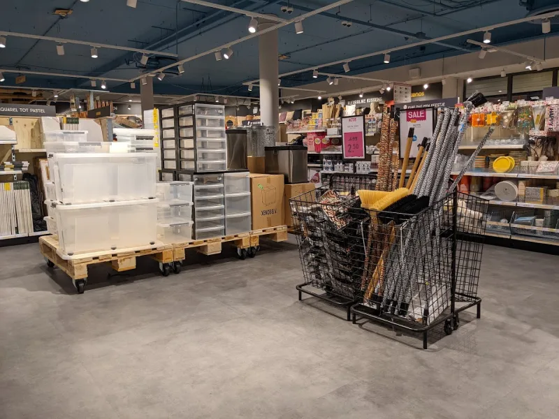 Xenos Coevorden — Winkelruimte met voorraden en merchandise op pallets