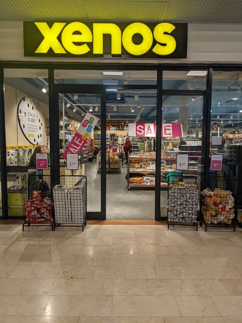 Xenos Coevorden — Xenos winkelfront met gele decoratie en etalage