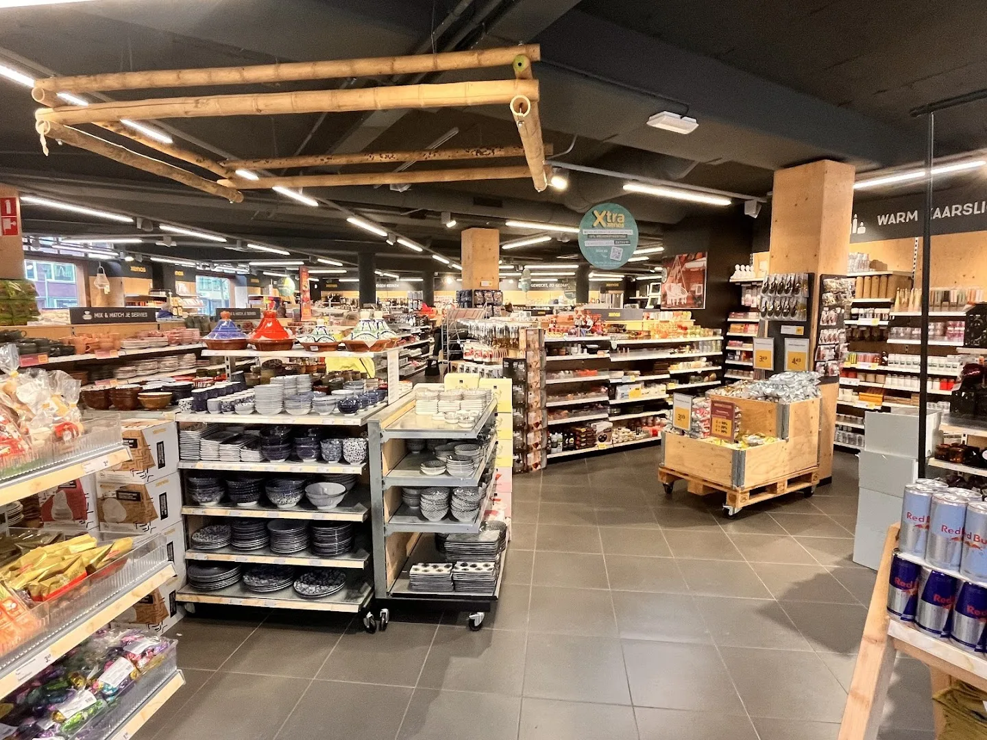 Xenos Den Helder — Winkelinterieur met schappen en houten constructies