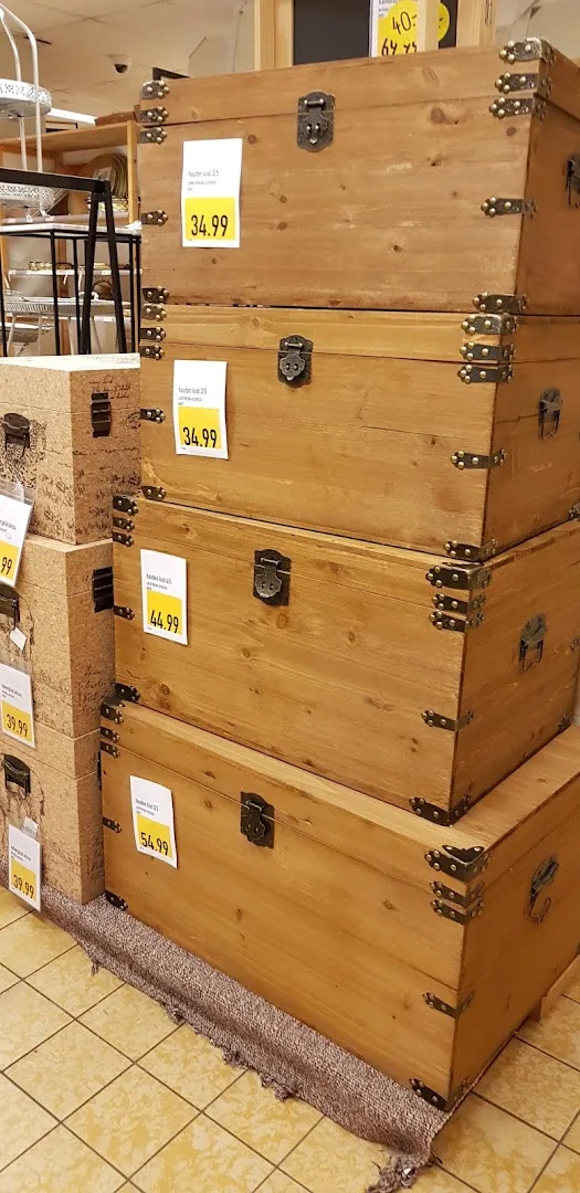 Xenos Doetinchem — Houten kisten gestapeld met prijskaartjes