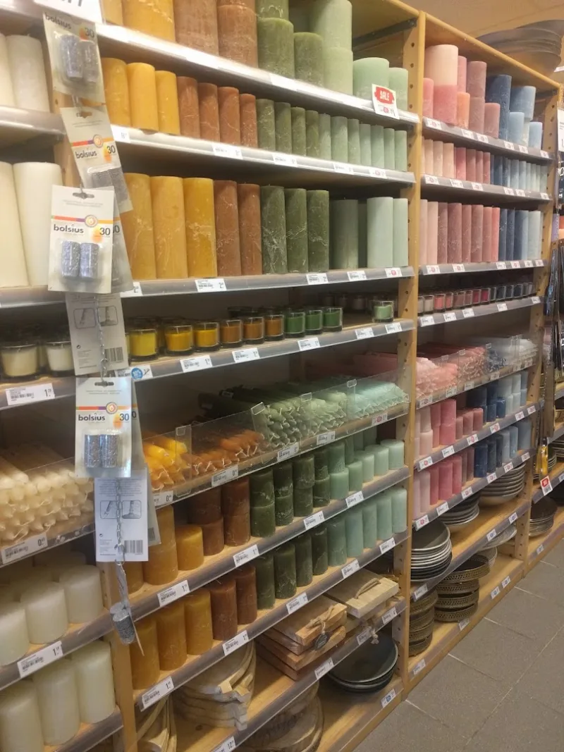 Xenos Dokkum — Kasten met gekleurde kaarsen en huishoudarikelen