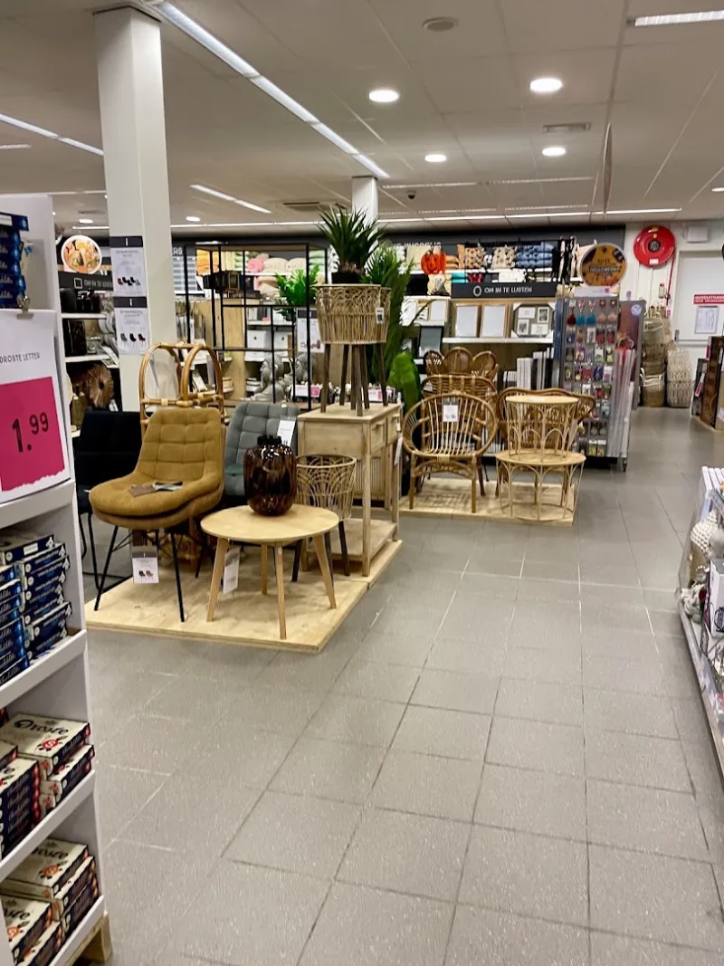 Xenos Dokkum — Winkelruimte met meubels en decoratieve items