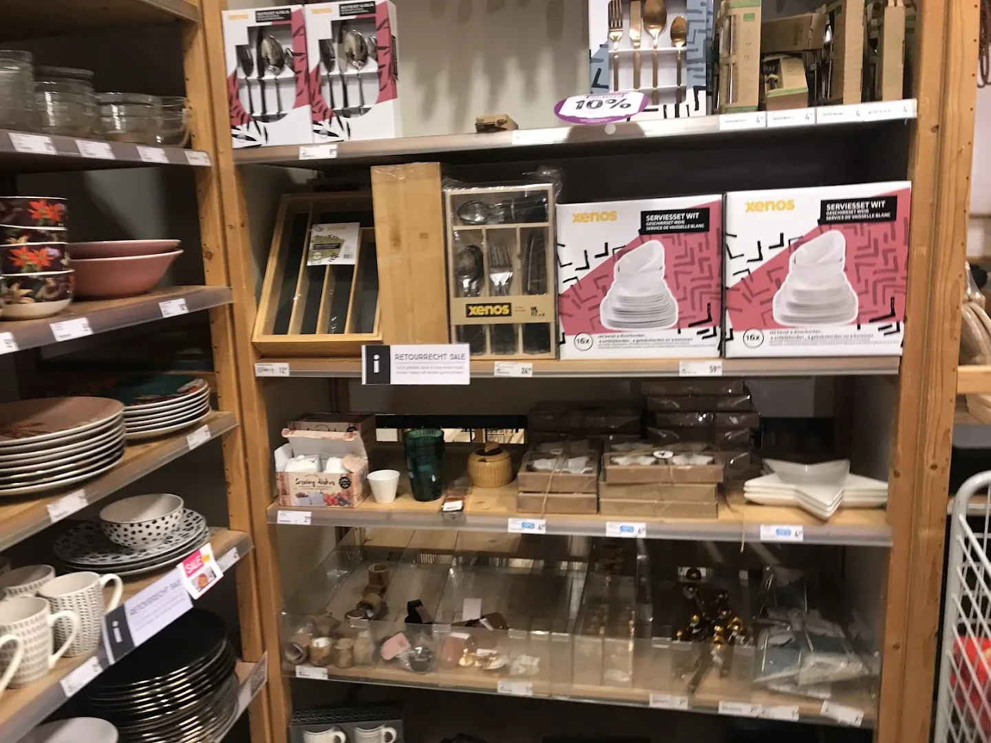 Xenos Dordrecht — Huishoudartikelen en servies in vitrinekast