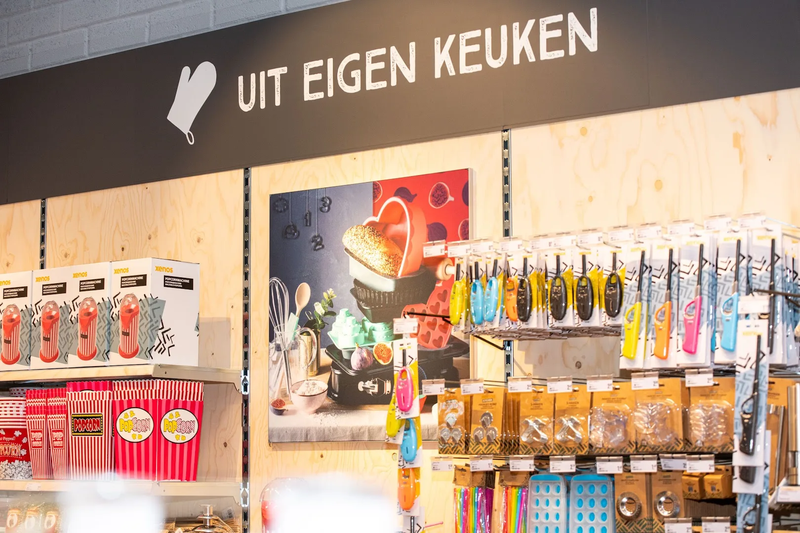 Xenos Dordrecht — Keukenartikelen en voedselbenodigdheden uitgestald
