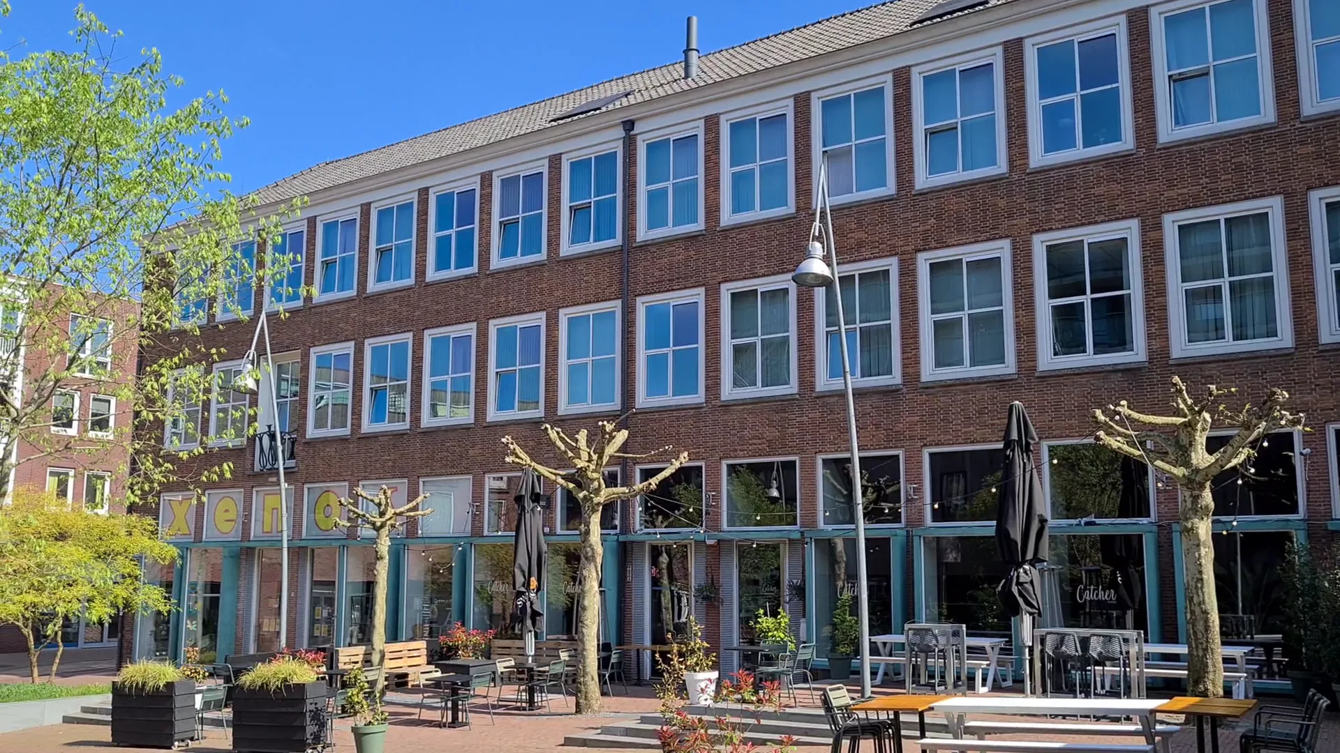 Xenos Ede — Winkelinterieur met toonbank en decoratie
