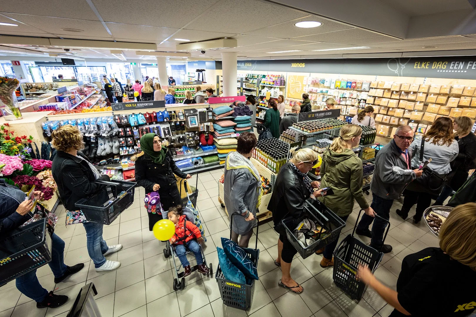 Xenos Emmeloord — Xenos winkelgebouw met gele letters