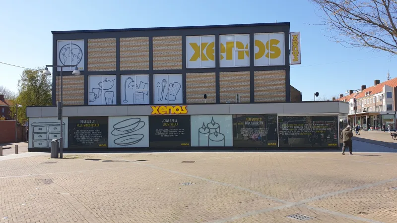 Xenos Emmeloord — Wanddisplay met keukenproducten en servies