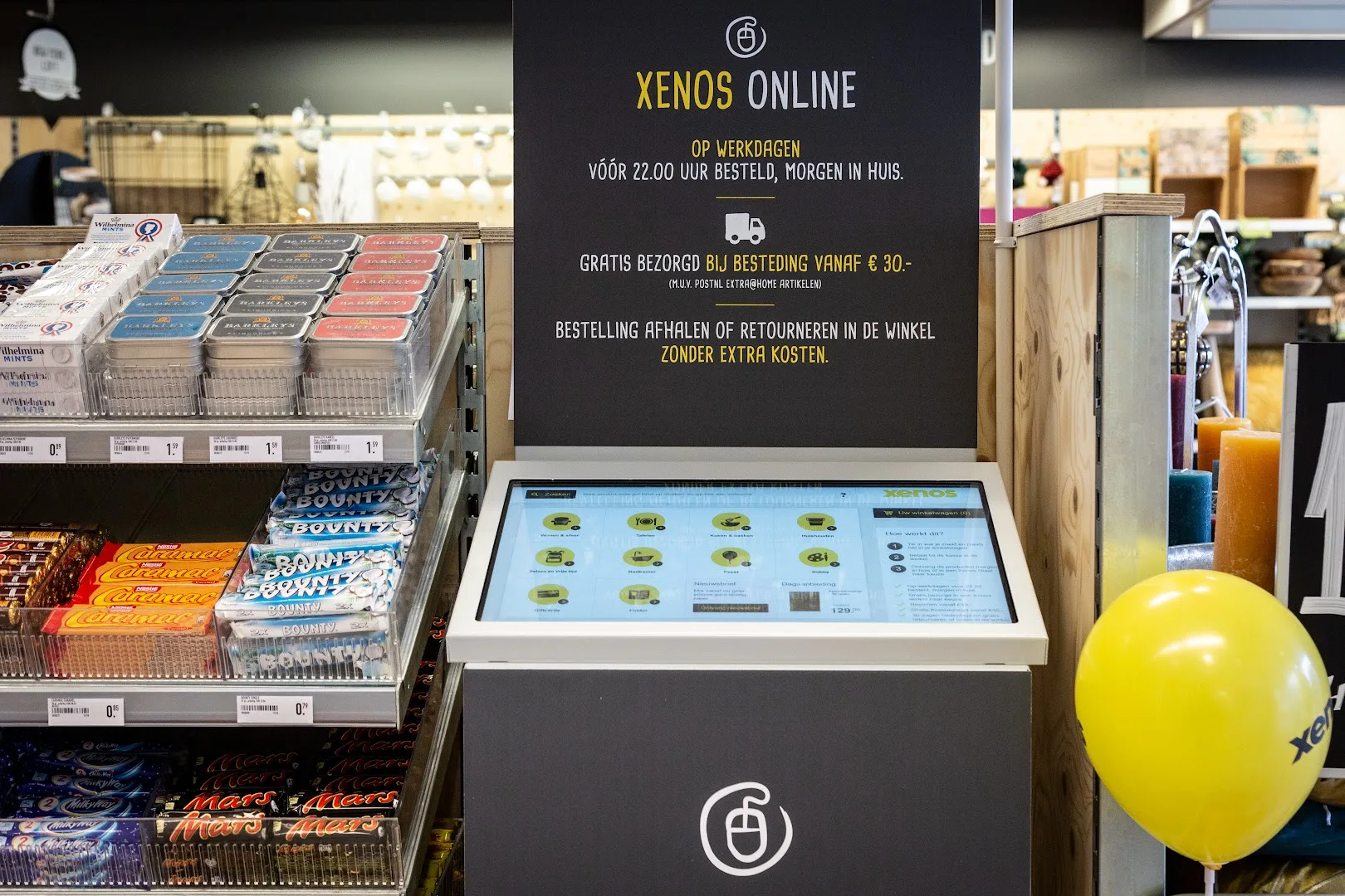 Xenos Emmeloord — Kaarsassortiment op winkelschap
