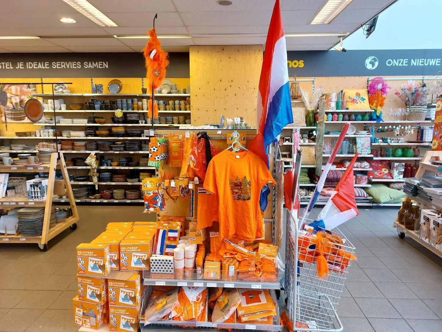 Xenos Enschede — Schap met kaarsen in verschillende kleuren