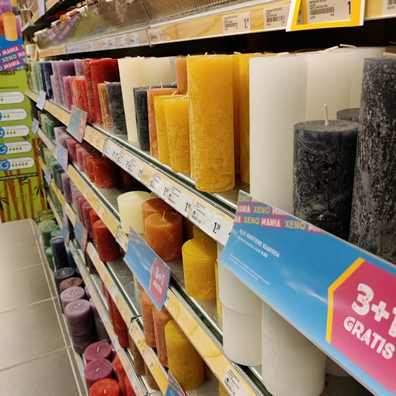 Xenos Enschede — Schap met huishoudartikelen en decoratieve items