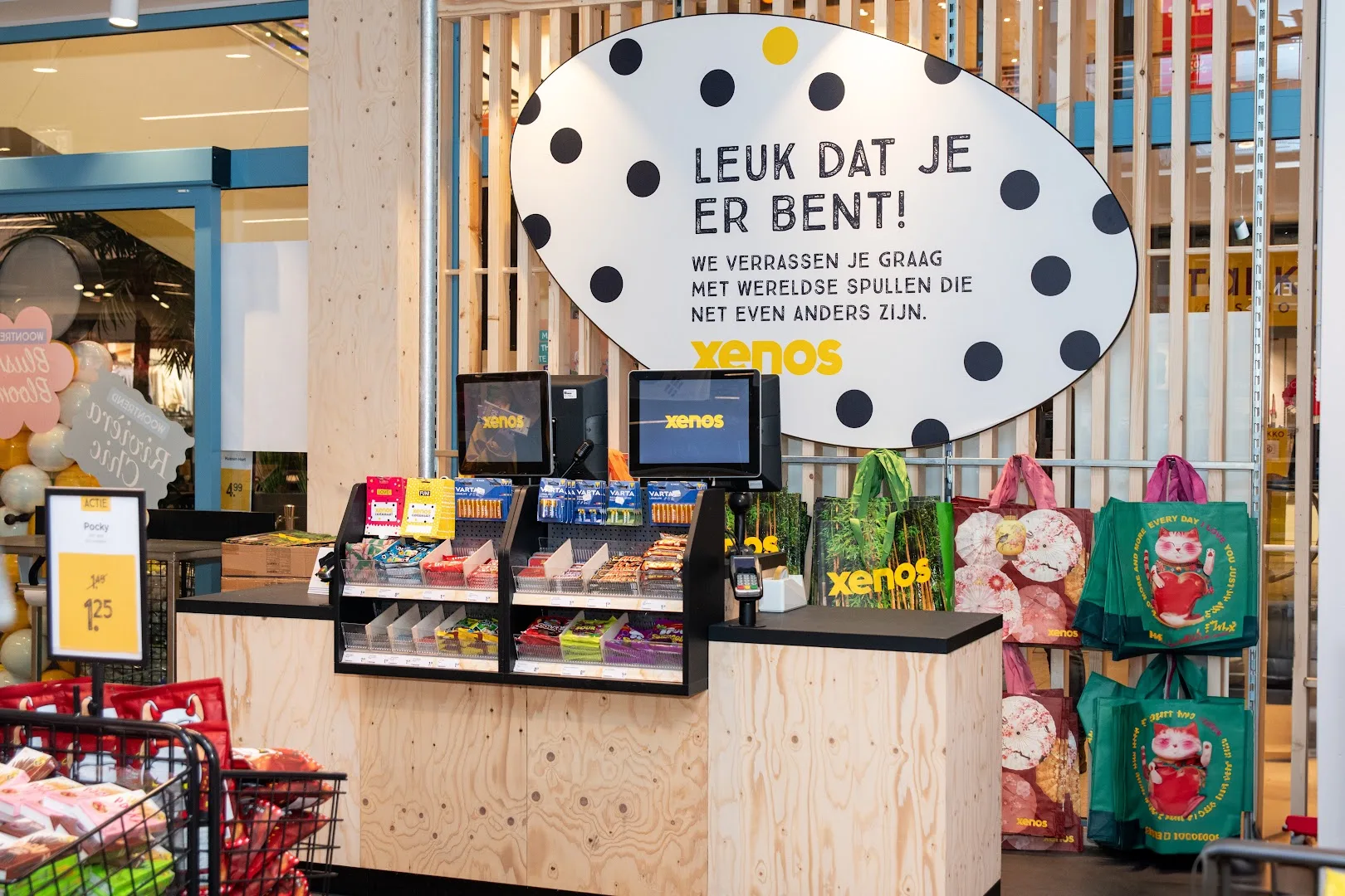 Xenos Etten-Leur — Winkelinterieur met bloemen en merchandise