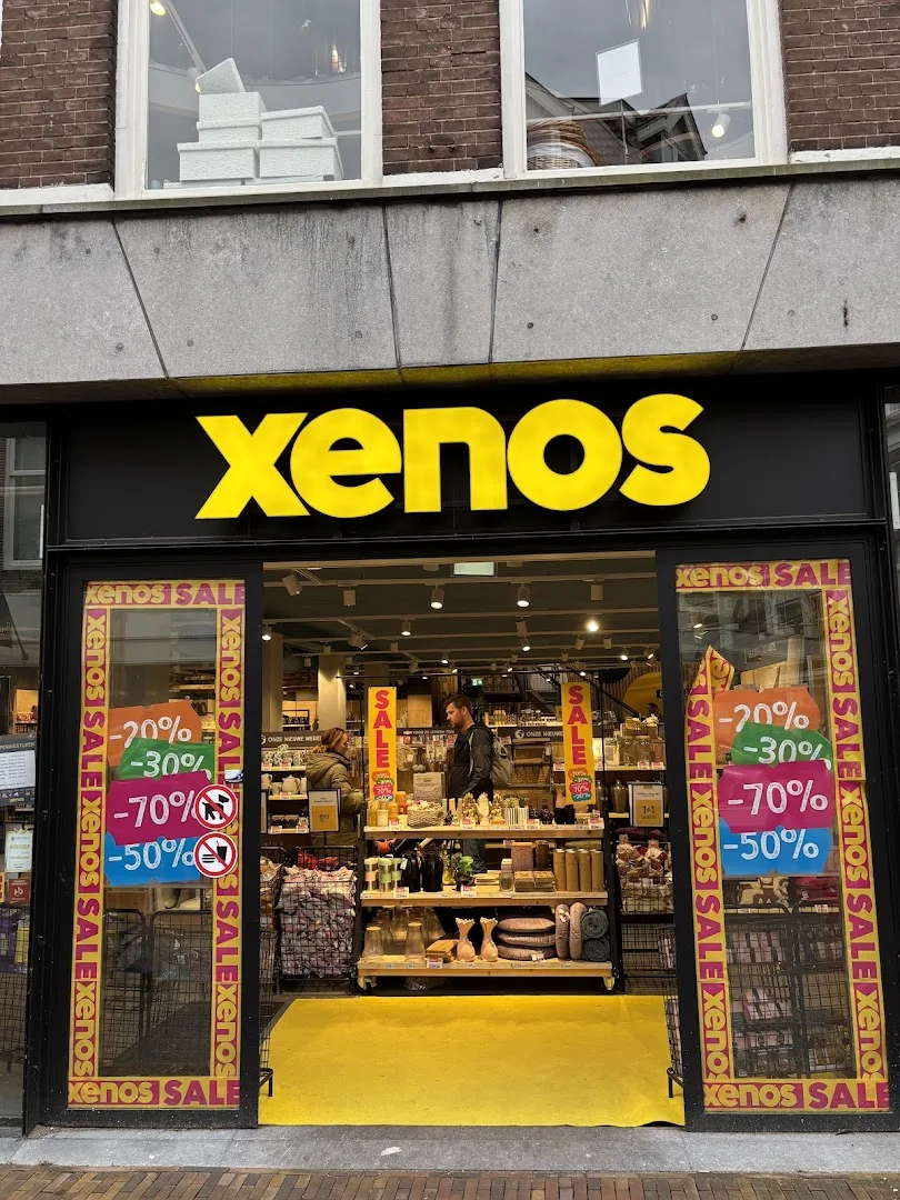 Xenos Gouda — Bloemen en decoratieve items in display