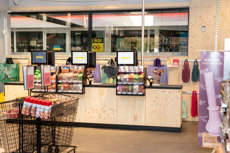 Xenos Groningen Paddepoel — Winkelinterieur met toonbank en producten