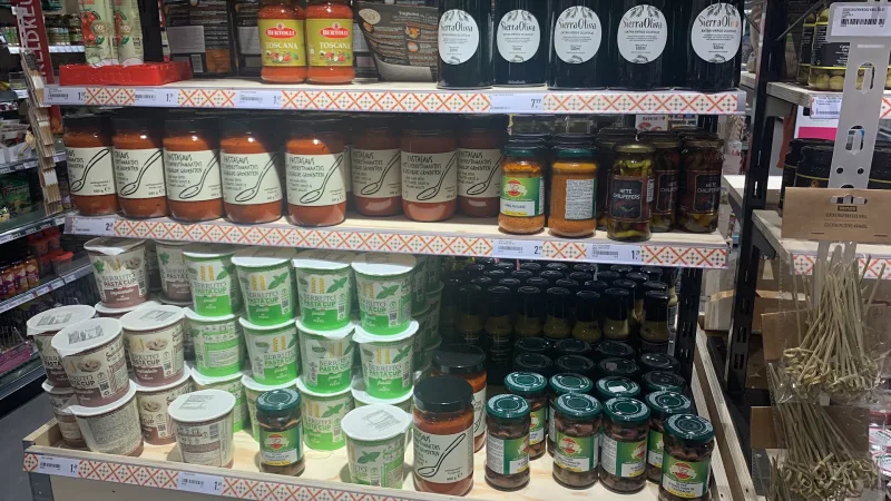 Xenos Groningen Paddepoel — Kasten met kaarsen en huishoudproducten